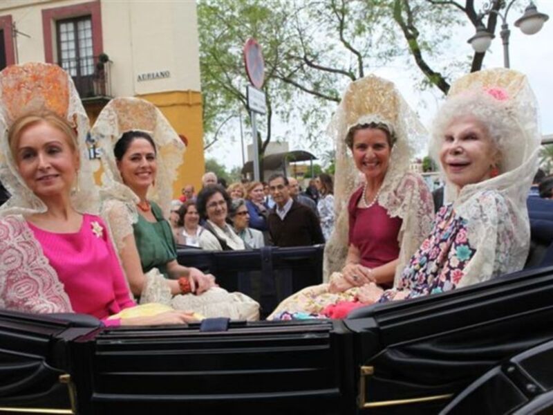 La Duquesa de Alba, con mantilla, madrina de la exhibición de enganches  