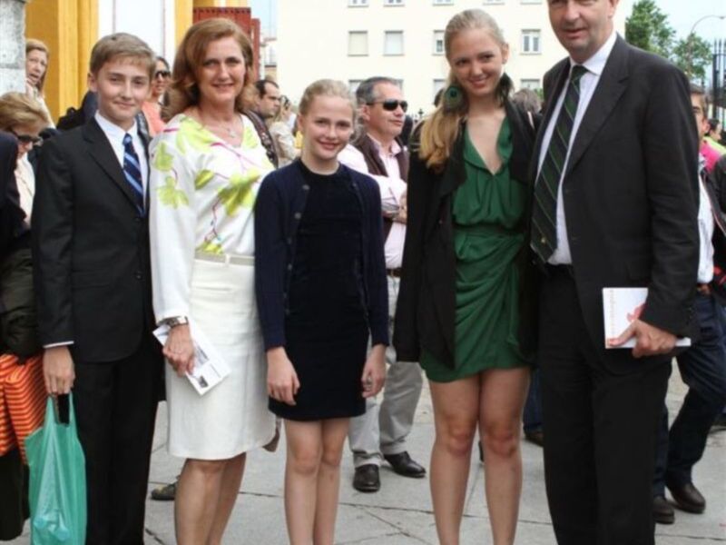 Francesca Thyssen y Carlos de Habsburgo junto a sus tres hijos por primera vez