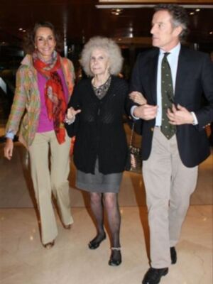 La Duquesa de Alba, Alfonso Diez y Naty Abascal acuden a felicitar a Manzanares