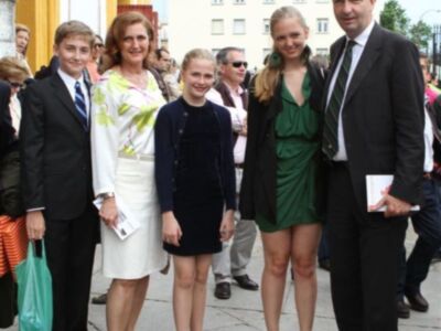 Francesca Thyssen y Carlos de Habsburgo junto a sus tres hijos por primera vez