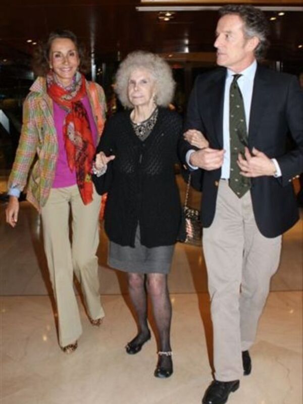 La Duquesa de Alba, Alfonso Diez y Naty Abascal acuden a felicitar a Manzanares