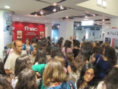 600 personas hacen cola para ver a Mario Casas en FNAC