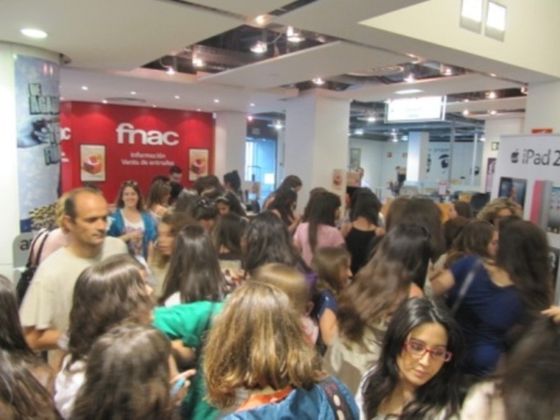 600 personas hacen cola para ver a Mario Casas en FNAC