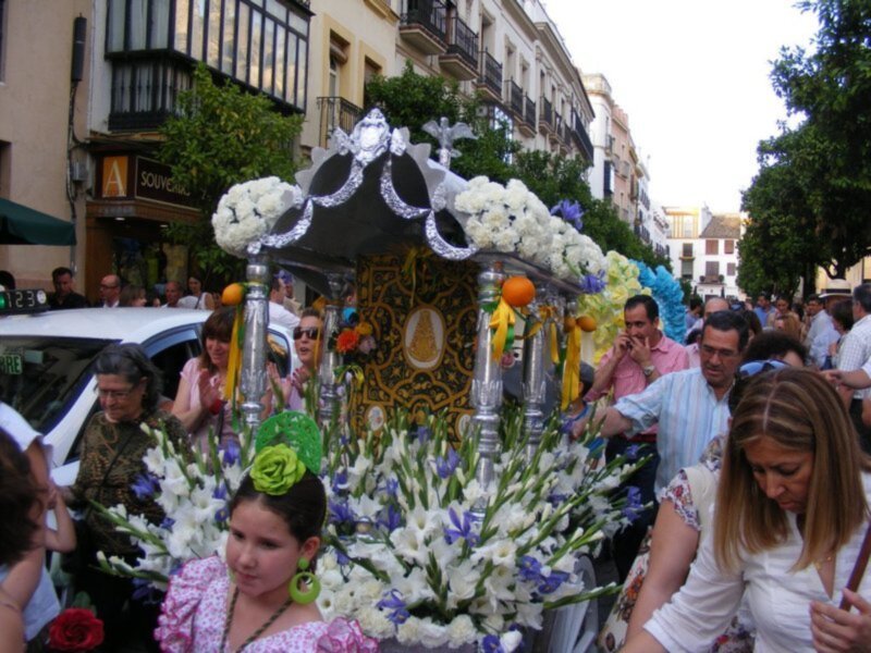 La esencia rociera de Gines inundó Sevilla con la presentación del cartel y el recorrido de las Carretas Chicas por el centro