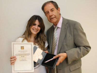 La Olavide premia a la alumna Lorena Galvín por su labor como voluntaria en el curso 2010-2011