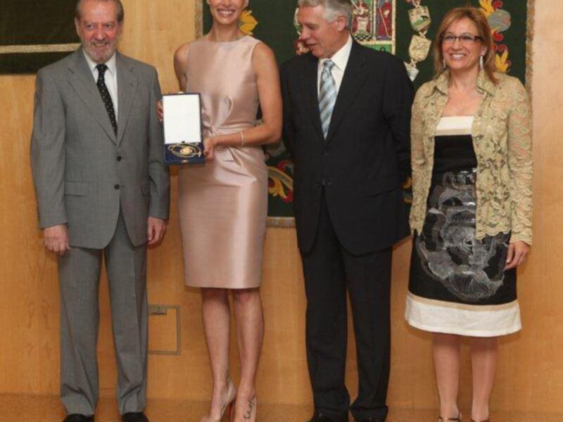Eva González recibió la medalla de oro de Sevilla junto a Morante de la puebla