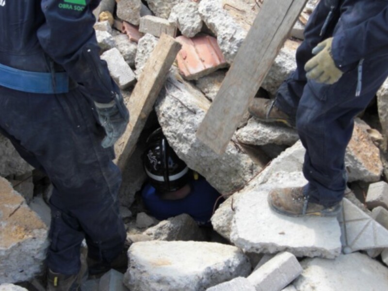 Bomberos y Policía Local se forman en el rescate canino de personas mediante el Método Arcón