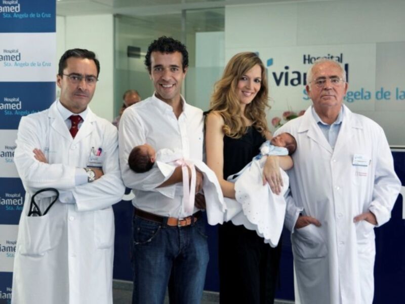 Noelia y Víctor Puerto posan felices con sus mellizos