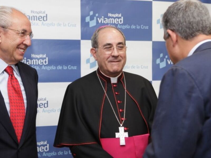 El arzobispo de Sevilla visita el hospital Viamed  Santa Ángela de la cruz 