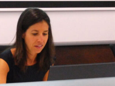 Experta reclama una atención especializada para los menores víctimas de violencia de género en los cursos de verano de la UPO