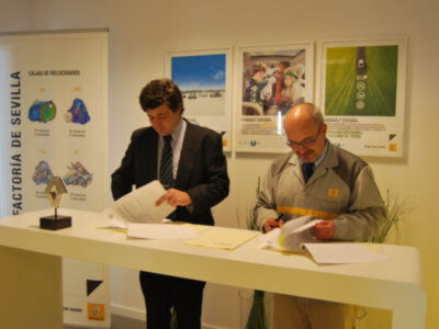 La UPO y Renault firman un contrato para optimizar el tratamiento de los vertidos de la factoría de Sevilla
