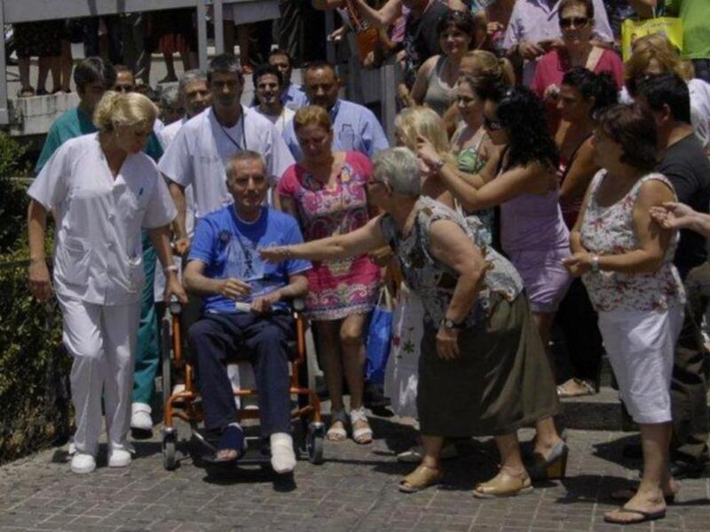 Ortega Cano dado de alta mucho más delgado, pelo corto canoso, agradecido y con un rosario 