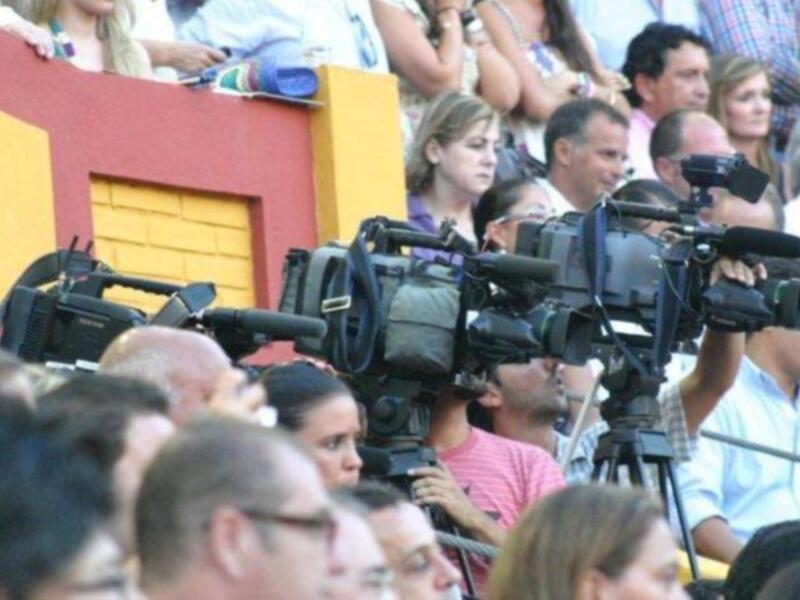 Susto y voltereta de José Tomás que sufrió una cogida en Huelva sin consecuencias