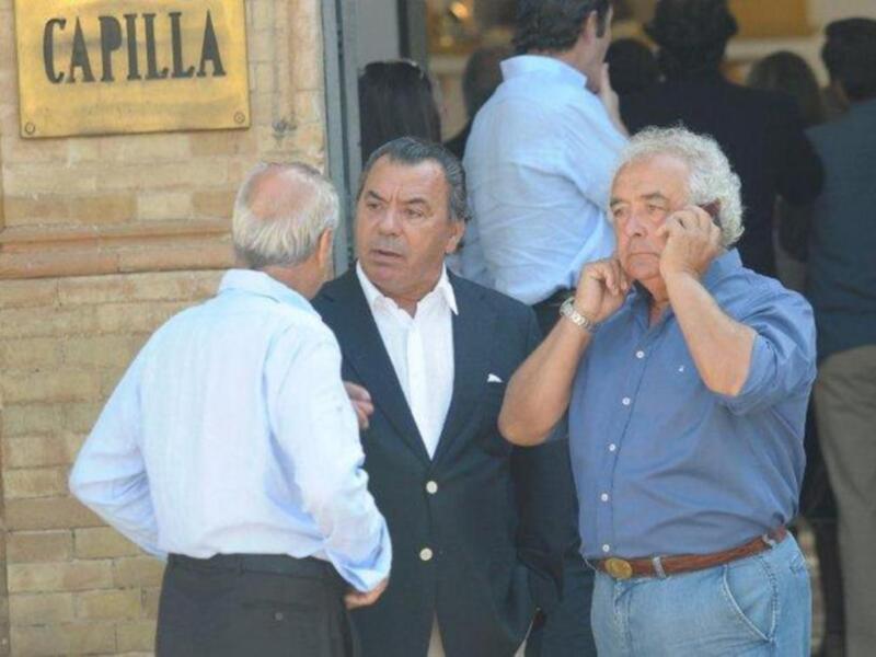 Litri, Carolina Herrera, Curro Romero, Carmen Tello acompañan a Julio Aparicio en el entierro de su madre la bailaora Maleni Loreto en Sevilla