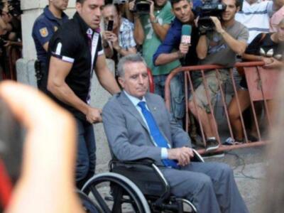 Ortega Cano reaparecio para declarar ante el juez  sereno, vestido de chaqueta y corbata , convaleciente y en silla de ruedas junto a su hijo Jose Fernando  