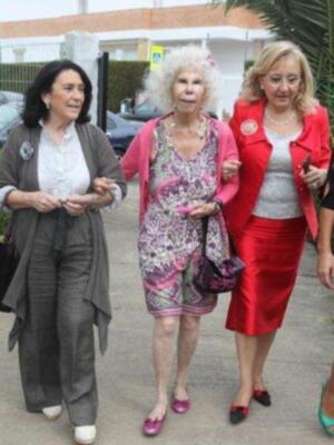 La Duquesa de Alba adelanta su llegada a Sevilla para recoger la medalla de bronce a nuevo futuro