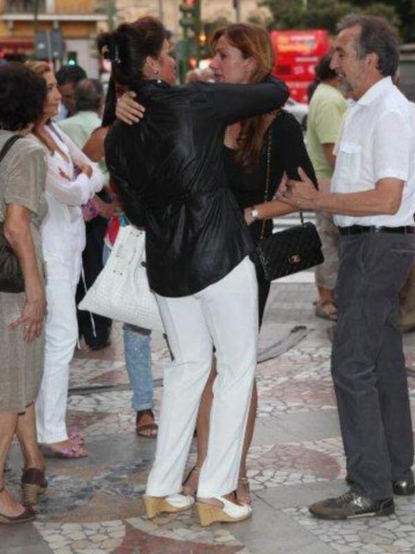 Duquesa de Alba y Carmen Tello en la misa del funeral de la madre de Julio Aparicio