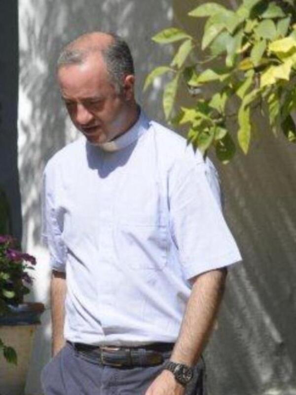 El sacerdote que casará a la duquesa de alba tiene 38 años pertenece a una familia sevillana muy conocida y fue pregonero de la semana santa de Sevilla