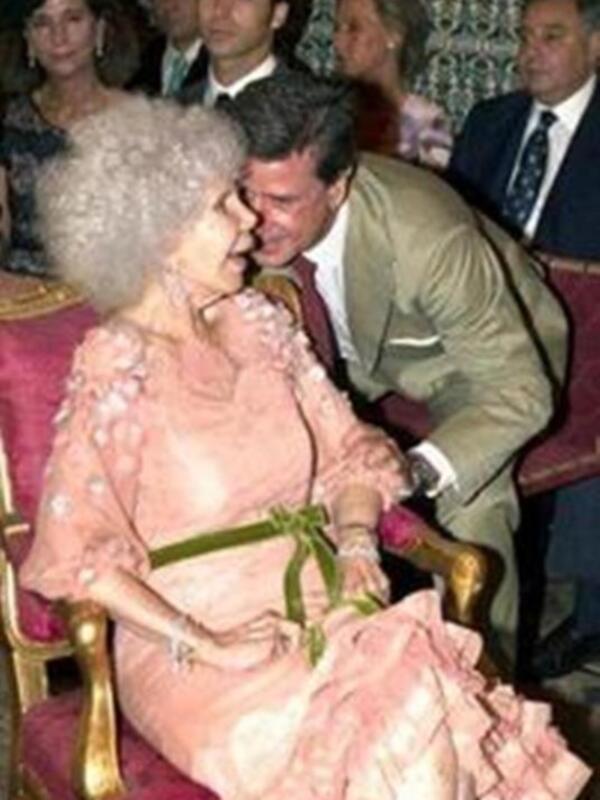 La Duquesa de Alba, premiada como "aficionada insigne" en los Trofeos Cossío