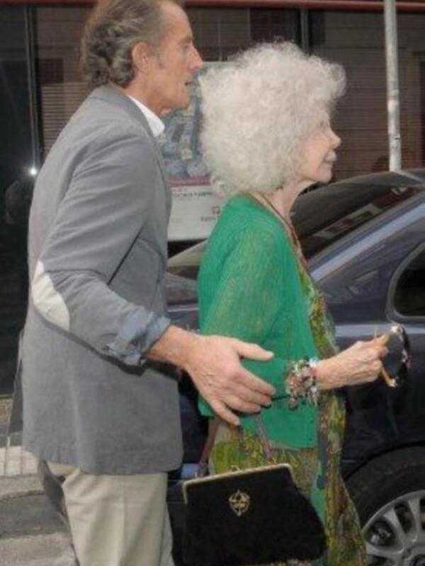 La duquesa de Alba sufre una caída en su palacio y tiene que  guardar reposo por una fisura en la pelvis y suspende la luna de miel a Tailandia