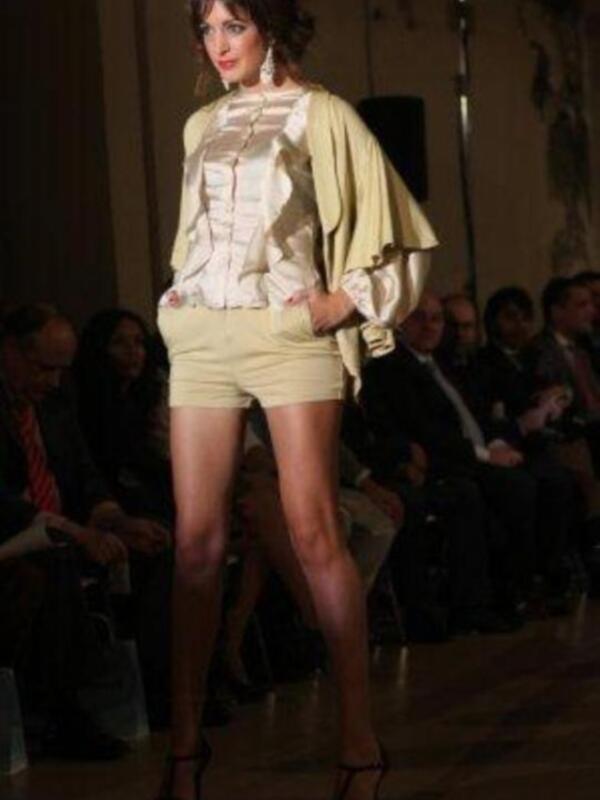 Noelia López regresa a Sevilla y aclara su relación con Guti