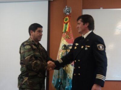 Policía Nacional de Bolivia condecoró con el prestigioso Emblema de Oro al experto sevillano Jaime Parejo 