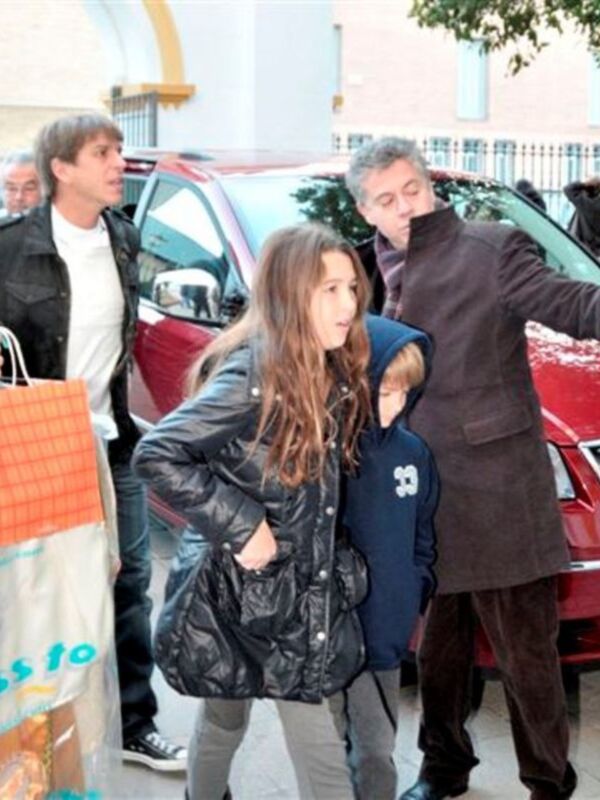 Manuel Díaz El Cordobés  ejerce de cartero real para los niños enfermos de Sevilla