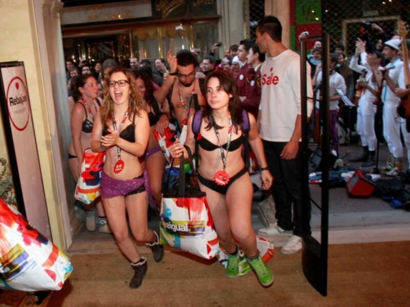 Desigual inicia sus rebajas regalando un look completo a las 100 primeras personas que han entrado en ropa interior en la nueva tienda desigual de Sevilla