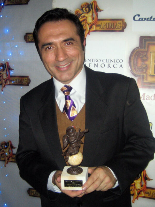 EL PINTOR MALAGUEÑO ANTONIO MONTIEL RECIBE EL PREMIO "ELLEGANCE" EN MADRID.