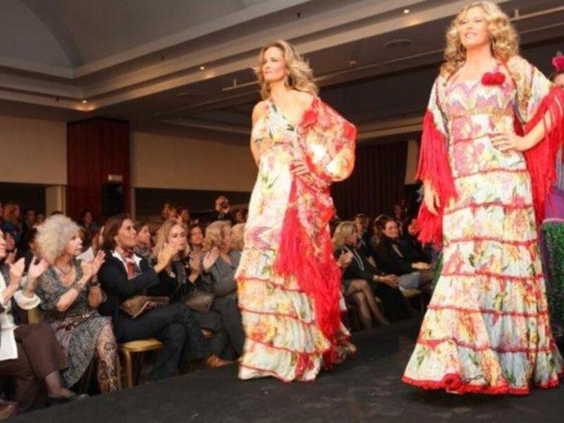 La duquesa de Alba, incansable, presidió desfile de trajes de flamenca a beneficio de nuevo futuro en Sevilla