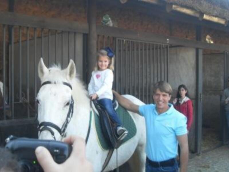 Manuel Díaz El Cordobés presenta la Corrida Benéfica de El Viso junto a sus hijas Alba y Triana