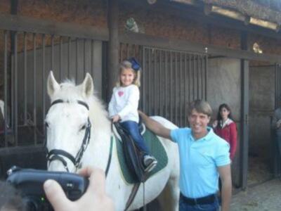 Manuel Díaz El Cordobés presenta la Corrida Benéfica de El Viso junto a sus hijas Alba y Triana