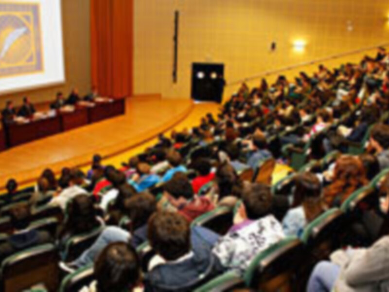 La Facultad de Empresariales de la UPO presenta sus titulaciones a 300 alumnos de Bachillerato
