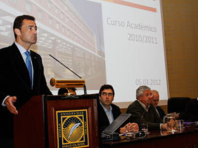 El Defensor Universitario de la UPO presenta en el Claustro el Informe Anual del curso 2010-2011, que señala que se reducen los problemas derivados de Bolonia y crecen los relacionados con la crisis