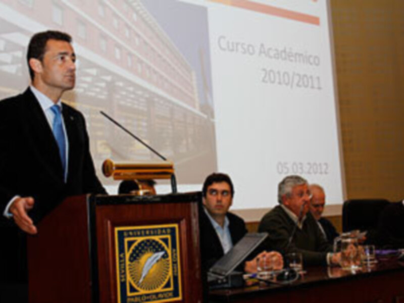 El Defensor Universitario de la UPO presenta en el Claustro el Informe Anual del curso 2010-2011, que señala que se reducen los problemas derivados de Bolonia y crecen los relacionados con la crisis