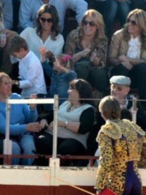 El cordobés celebra el día del padre con sus tres hijos en un festival benéfico