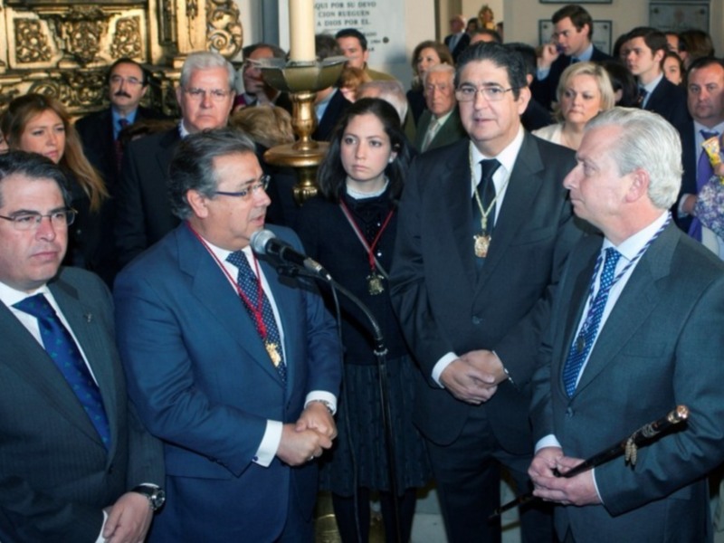 El Alcalde de Sevilla entregó a la Virgen de la Concepción el Bastón de Mando del Colegio de Abogados 