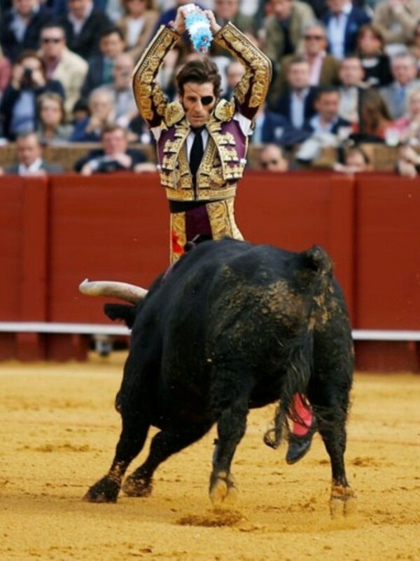 Manzanares vuelve a hacer historia al cortar cuatro orejas