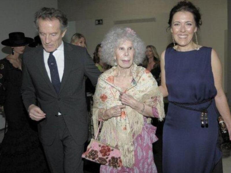 La duquesa de Alba, premio a la mejor embajadora de Sevilla en el mundo apoya a SM el rey