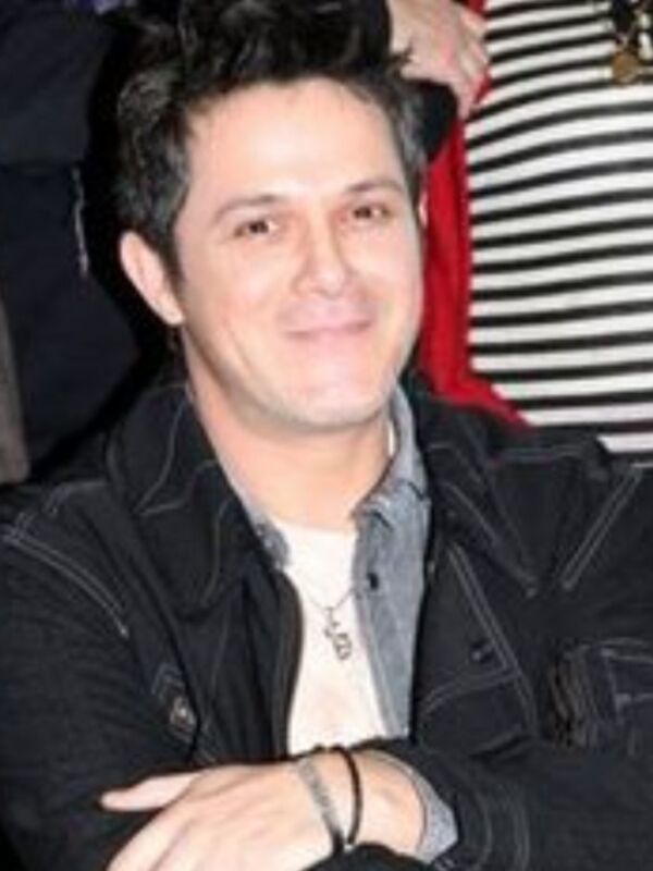 Alejandro Sanz da el último adiós a su madre acompañado de Raquel Perera, familiares y amigos