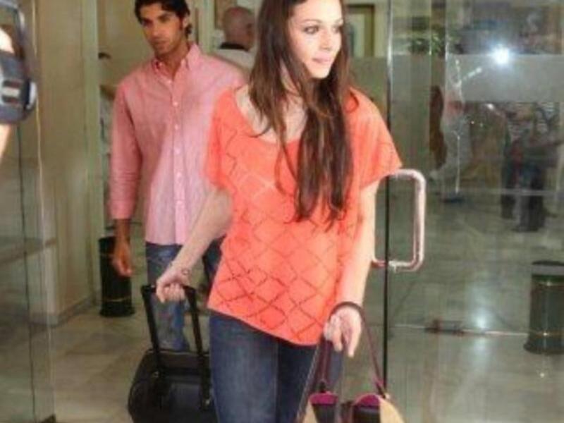 Cayetano Rivera  abandona el hospital por su propio pie y de la mano de su novia Eva González