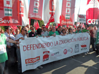 Multitudinaria manifestación de profesores y estudiante en Sevilla