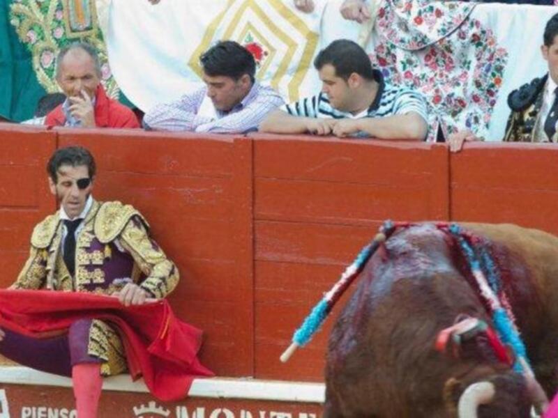 Padilla triunfa y pone banderillas con parche de diseño en un ojo