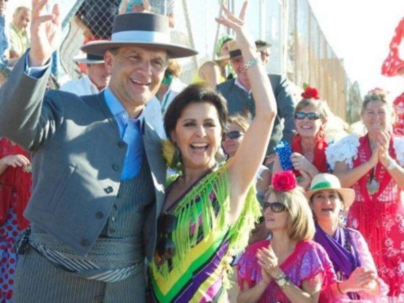 Simoneta Gómez Acebo, descalza haciendo el camino del rocío por las arenas