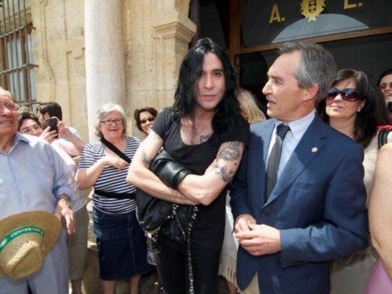 El cantante y periodista Mario Vaquerizo "pregonó" la Feria de Lora del Río en la noche del miércoles 30 de mayo