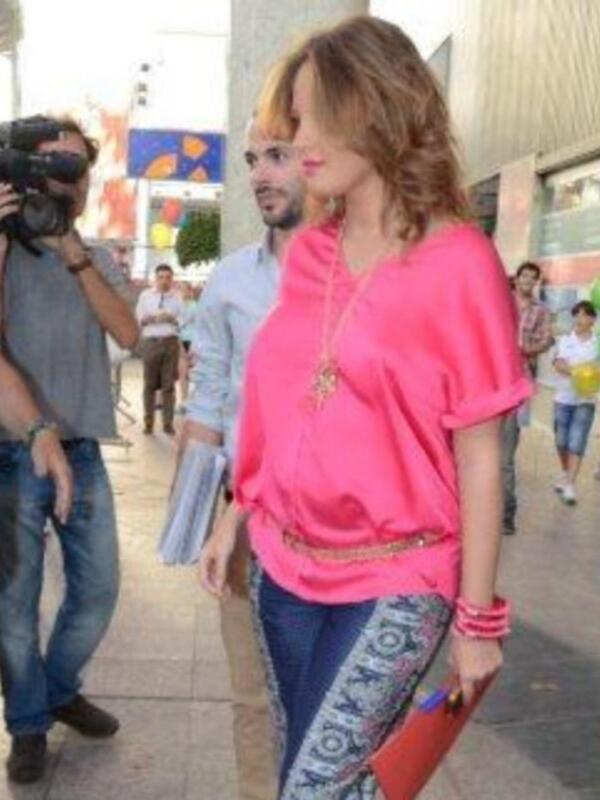 Jessica Bueno jurado de un certamen de modelos el mismo día que Isabel Pantoja se sentaba en el banquillo