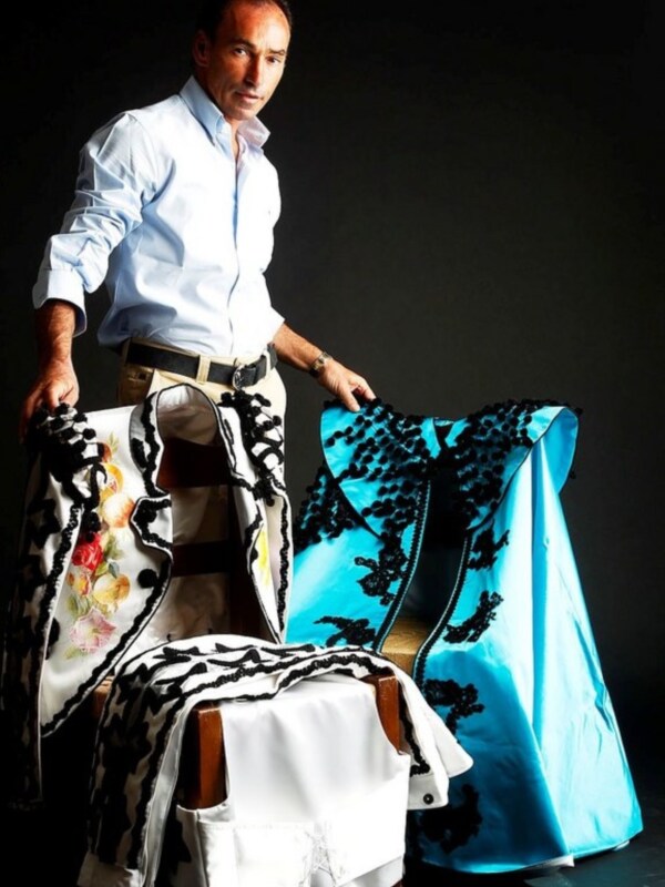 Pedro Cano pinta el traje goyesco de Pepín Liria  