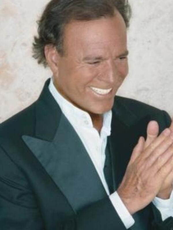 Julio Iglesias canto en Sevilla dos días antes de la boda de su hijo