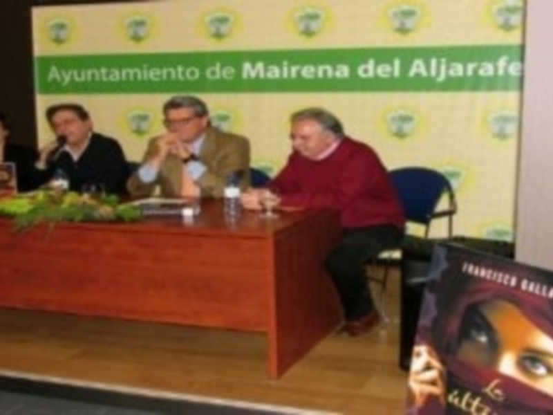 El escritor sevillano Francisco Gallardo presenta su última novela "La última noche" en Mairena del Aljarafe VIDEO