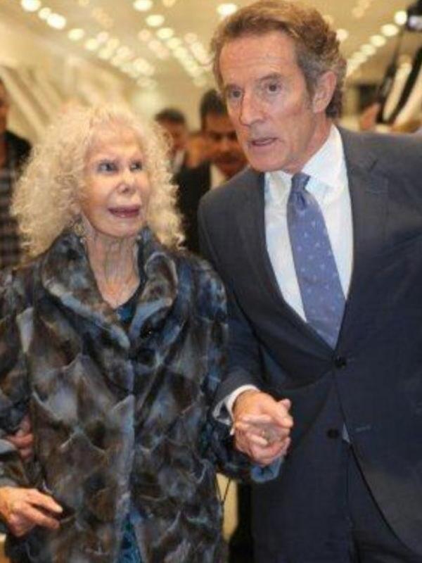 La duquesa de Alba desmiente en Sevilla problemas de salud